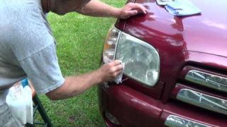 Easily restore headlight with baking soda and vinegar